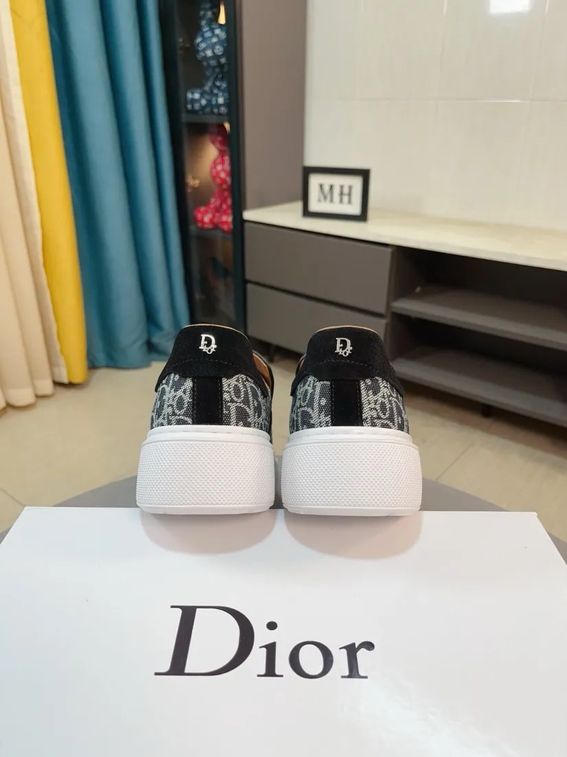 Men's men's shoes 💰380🌸🌸[Dior] 25ss new product B01 moral training shoes. The toe dimension design of the couple's style is a bit wider. The upper foot comfort is perfect. The threads are beautiful. Perfectly adaptable to trousers. Decorated with various classic details. It is an ideal choice for daily styling. Can be matched with various casual items to create exquisite looks. Fabric: top layer cowhide/lining sheepskin TPU original outsole Code number: 38-44, 45 customized